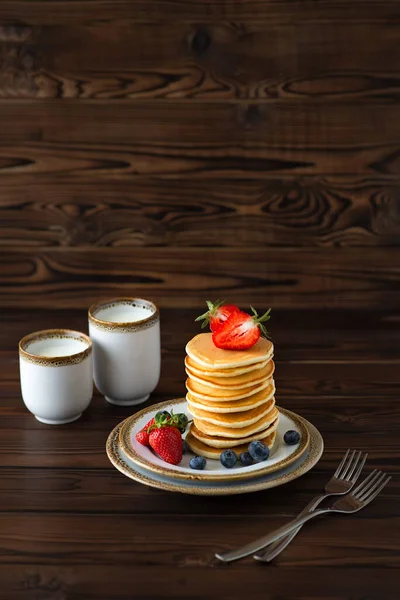 Setumpuk Pancake Klasik Buatan Sendiri Dengan Blueberry Segar Dan Stroberi — Stok Foto