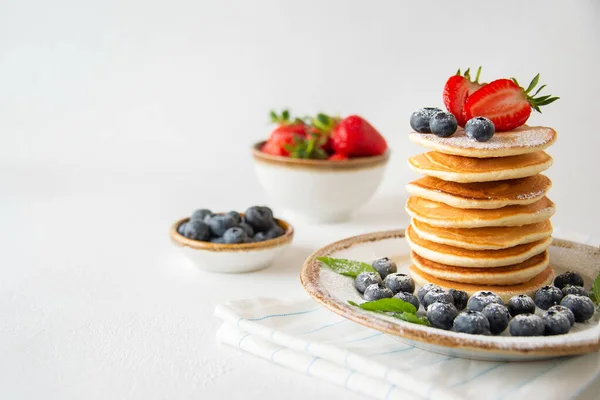 Deliciosos Panqueques Clásicos Americanos Caseros Con Arándanos Frescos Fresas Plato — Foto de Stock