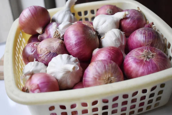 Korb Gefüllt Mit Zwiebeln Und Knoblauch — Stockfoto