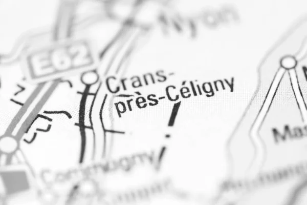 クランは スイスの地理地図上でCelignyを押す — ストック写真