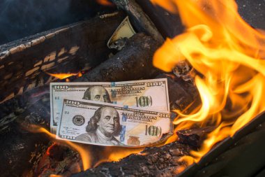 Yangında 200 dolarlık banknotlar yanıyor, ekonomik durgunluğu, krizi, kafa karışıklığını, talihsizliği, yoksulluğu simgeliyor. Para değerinin düşmesi. Fazladan para harcamak. Aşırı pas..