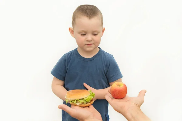 Het Jongetje Krijgt Keuze Tussen Hamburger Appel Het Concept Van — Stockfoto