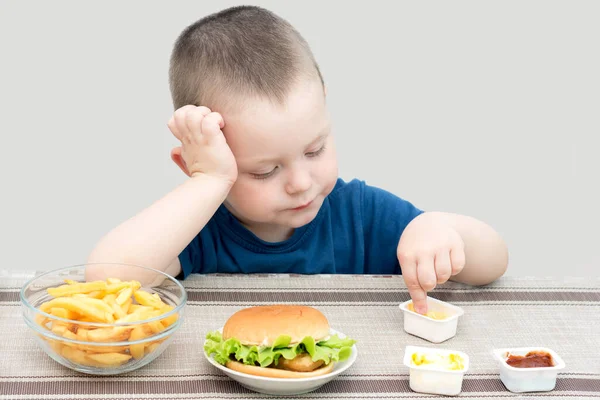 Jongen Zit Eet Fastfood Kijkt Niet Naar Camera Concentreert Zich — Stockfoto