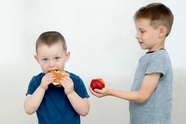 Pré Escolar Oferece Uma Fruta Amiga Vez Hambúrguer Que Ele — Fotografia de Stock