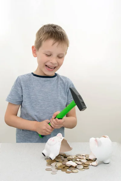 Vrolijke Vrolijke Lachende Kleuter Sloeg Zijn Spaarvarken Met Een Hamer — Stockfoto