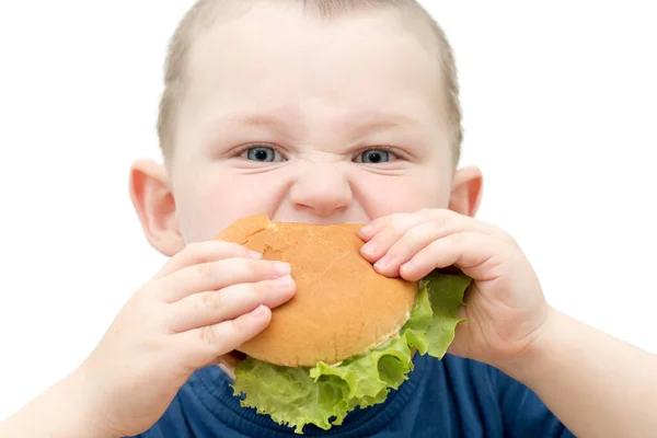 Close Van Een Kind Dat Een Hamburger Bijt Geïsoleerde Foto — Stockfoto