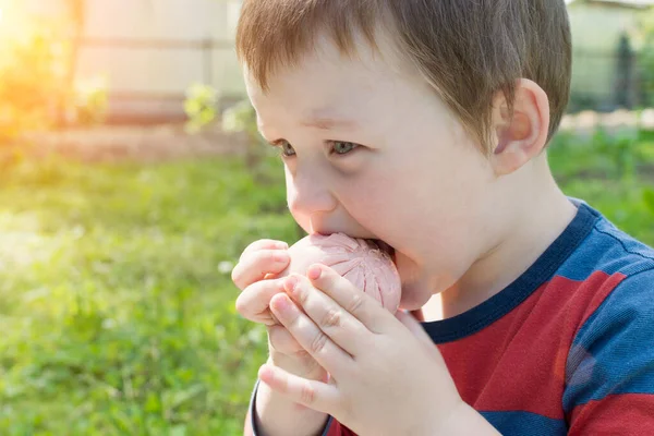 Een Close Kind Dat Gekookte Worst Eet Straat Hongerige Jongen — Stockfoto