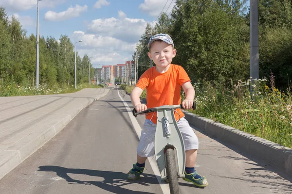 Летом Ребенок Беговой Дорожке Едет Велосипедной Дорожке Городу Мальчик Открытым — стоковое фото