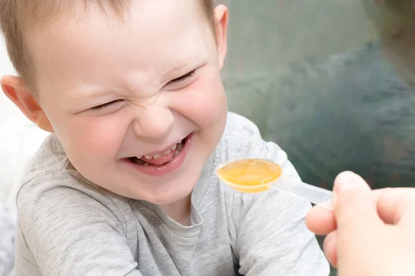 Een Klein Kind Close Met Een Grappige Uitdrukking Walging Uitstekende — Stockfoto