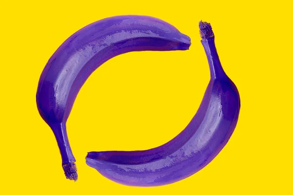 Duas Bananas Coloridas Roxo Fundo Amarelo Cores Contrastantes Foto Horizontal — Fotografia de Stock