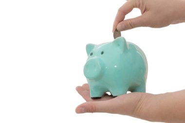 Beyaz arka planda bir kadının ellerine yakın plan, elinde bir kumbara, ve ikincisinde de bir para katlıyor. Konsept paraya saygı, tasarruf, tasarruf. Yatay fotoğraf