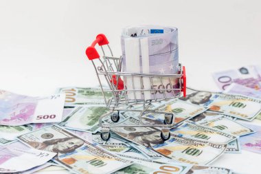 Masaya yayılmış büyük miktarda para ile Avro banknotlarıyla dolu bir süpermarket tramvayı duruyor. Fotoğraf yakın plan, yatay. Konsept zenginlik, açgözlülük, refah, yatırım, hayır.