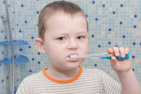 Kleine Jongen Poetst Zijn Tanden Zijn Eigen Badkamer Het Kind — Stockfoto