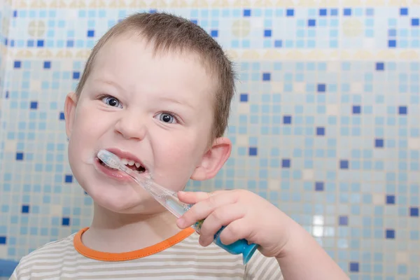 Kleine Jongen Poetst Tanden Badkamer Het Concept Kinderen Leren Onafhankelijk — Stockfoto