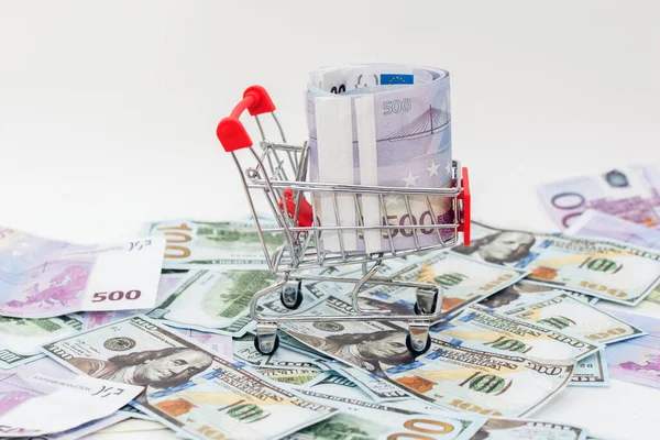 Masaya yayılmış büyük miktarda para ile Avro banknotlarıyla dolu bir süpermarket tramvayı duruyor. Fotoğraf yakın plan, yatay. Konsept zenginlik, açgözlülük, refah, yatırım, hayır.