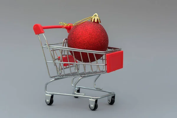 Close Uma Bola Natal Vermelho Encontra Carrinho Compras Conceito Cartão — Fotografia de Stock