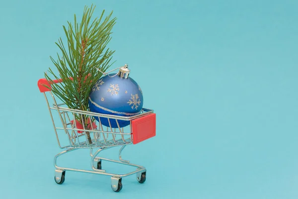 Contexto Azul Carro Com Uma Bola Natal Vermelha Ramo Pinheiro — Fotografia de Stock