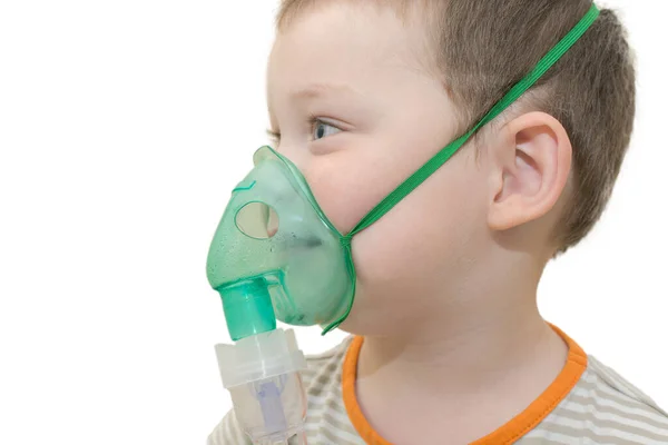 Kleiner Junge Großaufnahme Auf Weißem Hintergrund Grüner Maske Eines Inhalators — Stockfoto
