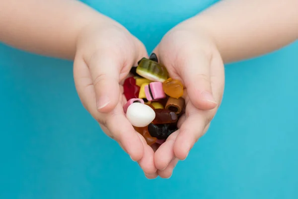 Close Van Handen Van Kinderen Handpalmen Houden Gekleurde Snoepjes Gummies — Stockfoto