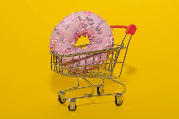 Fundo Amarelo Close Donut Rosa Carrinho Brinquedo Supermercado Conceito Venda — Fotografia de Stock