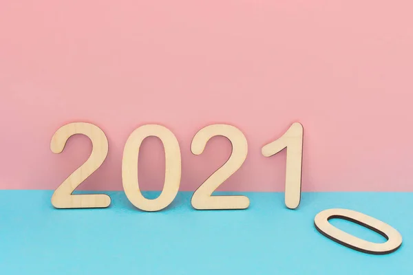 Pembe Mavi Arka Planda 2021 Sayıları Tahtadan Yapılmıştır Sayısının Yanındadır — Stok fotoğraf