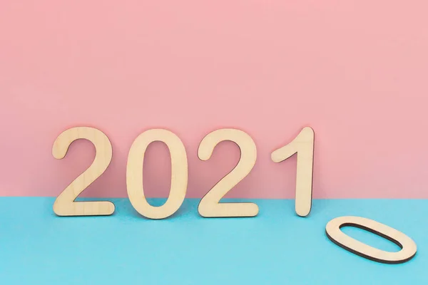 Sobre Fondo Rosa Azul Los Números 2021 Hechos Madera Lado — Foto de Stock