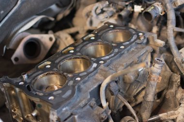 Silindir kafası kopmuş, patlamış bir araba motorunun yakın çekimi. Yumuşak odaklı, seçici odaklı, yatay fotoğraf. Fikir - ICE onarımı, motor tamiri.