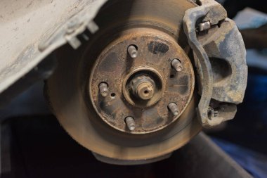 Fren ayarlı, paslı, değiştirilmesi gereken bir araba fren diski. Yatay fotoğraf. yumuşak odaklı, seçici odaklı.