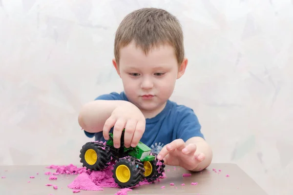 Kleine Jongen Spelen Met Een Tractor Kinetisch Zand Het Concept — Stockfoto