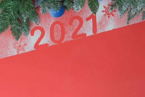 Κόκκινο Φόντο Πάνω Πλαίσιο Των Κλαδιών Ελάτης Μπάλες Χριστουγέννων Έτος — Φωτογραφία Αρχείου