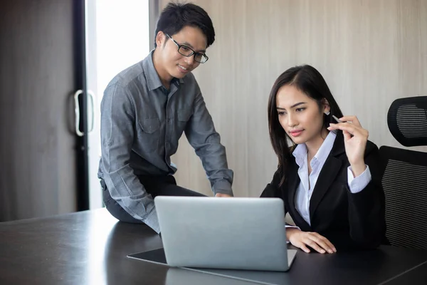 Empresarios Asiáticos Grupo Usando Cuaderno Para Socios Negocios Discutiendo Documentos — Foto de Stock