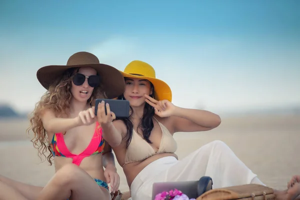 Vrouwen Nemen Foto Selfie Met Vrienden Het Zand Strand Zomer — Stockfoto