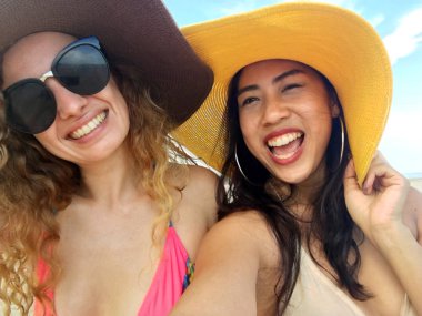 yumuşak odak ve çekici fotoğraf ve Selfie Kum Plajı üzerinde arkadaşlarınızla yaz aylarında kadınların bulanık.