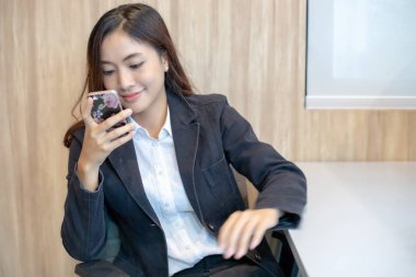 Ankastre, cep telefonunda mesaj için telefon kullanarak işkadını Asya