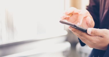 Telefonunuzun ve Ankastre, cep telefonunda mesaj için işadamı Asya
