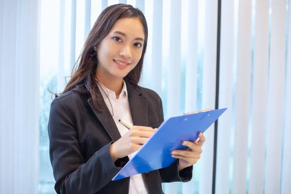 Asiática Mulheres Negócios Sorrindo Feliz Por Trabalhar Verificar Documentos — Fotografia de Stock
