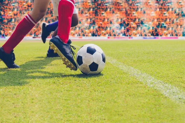 Futbol ya da futbol oyuncu ile top sahada tekme için futbol topu Futbol Stadyumu, yumuşak odak ayakta