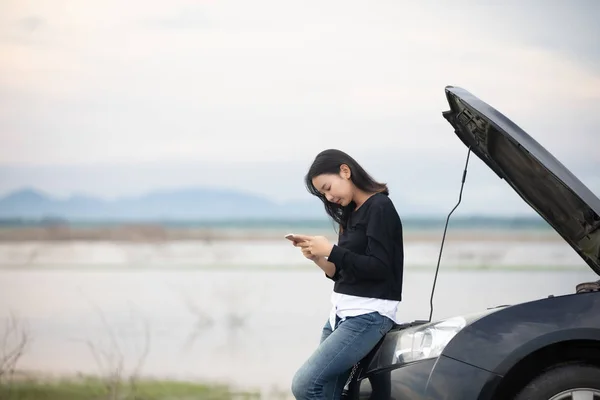 Mujer Asiática Usando Teléfono Móvil Mientras Mira Hombre Estresado Sentado — Foto de Stock