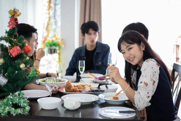 Abendessen Mit Asiatischer Gruppe Bester Freunde Bei Einem Drink Abend — Stockfoto