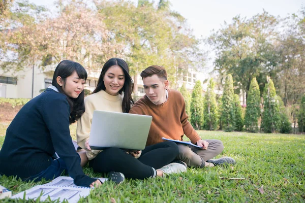 Egyetemisták Csoport Ázsiai Zöld Munka Olvasás Kívül Együtt Egy Parkban — Stock Fotó
