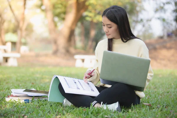Студентки Азиатского Университета Улыбаются Сидят Зеленой Траве Работают Читают Вместе — стоковое фото