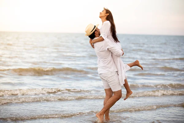 Feliz Pareja Romántica Amante Tomarse Mano Juntos Caminando Por Playa —  Fotos de Stock