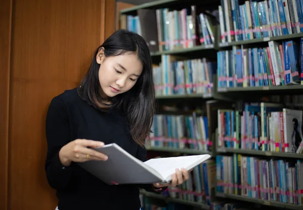 Estudiantes Asiáticos Leyendo Libros Biblioteca —  Fotos de Stock