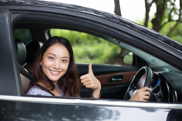 Hermosa Mujer Asiática Sonriendo Disfrutando Conducir Coche Carretera Para Viajar —  Fotos de Stock
