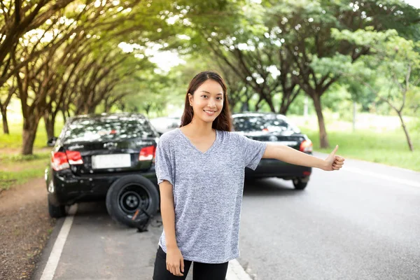 Mujeres Estresadas Después Colapso Del Coche Con Triángulo Rojo Coche — Foto de Stock