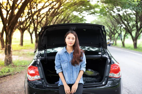 Mujeres Estresadas Después Colapso Del Coche Con Triángulo Rojo Coche —  Fotos de Stock