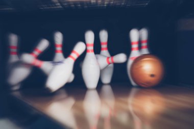 hareket bulanıklığı bowling topu skittles oyun alanında