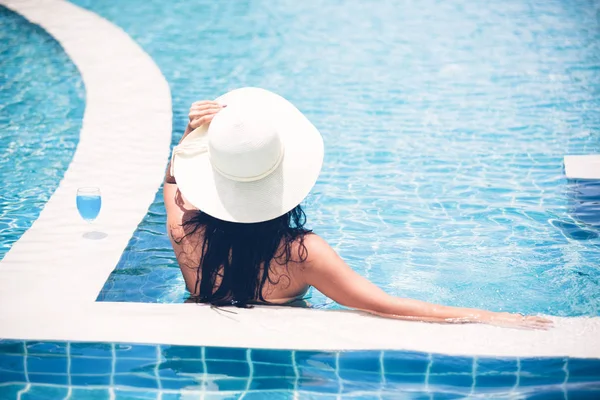 Frauen Tragen Bikinis Und Trinken Cocktails Heißen Sommer Pool — Stockfoto