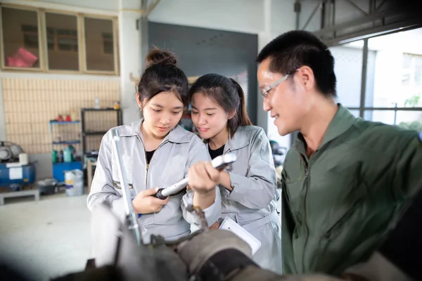 Asian Mężczyzn Kobiet Inżynierów Techników Naprawianie Statków Powietrznych — Zdjęcie stockowe