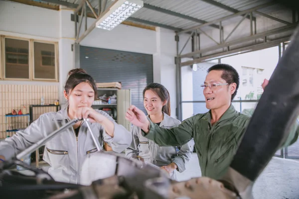 Азиатские Студенты Инженеры Техники Ремонтируют Самолеты Занятиях Университете — стоковое фото